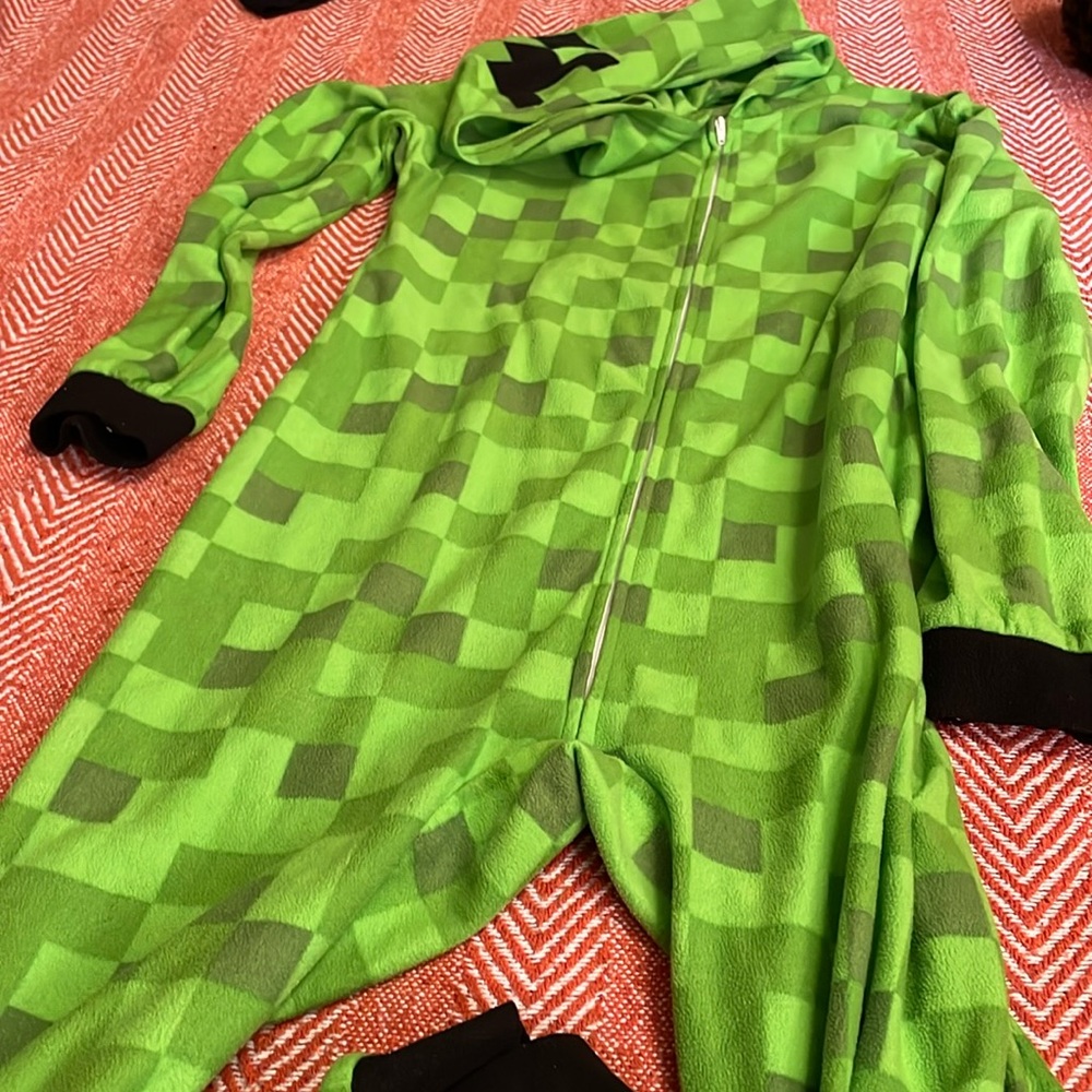 Youth onesie, unisex. 3 for 12 🤩